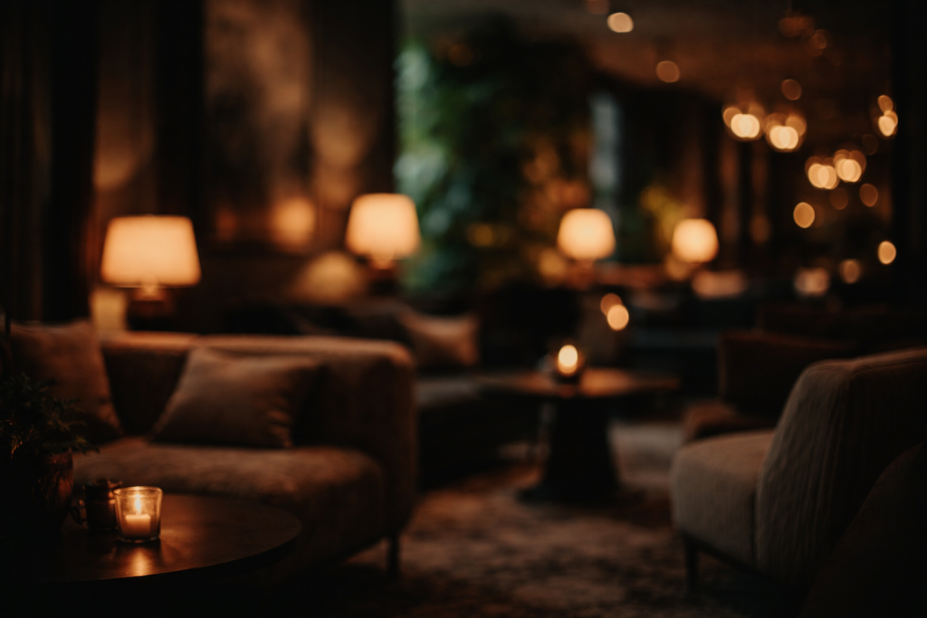 [dark] Baggrund til testimonials: en rolig, let sløret lounge/hotel-lobby i aftenlys med varme lamper og dybe farver, så citater kan ligge ovenpå.