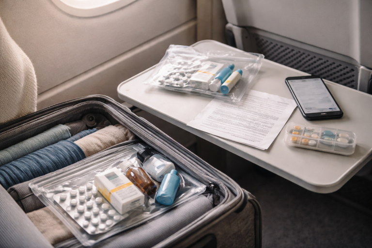 Medicin på rejsen uden panik: min backup-metode til håndbagage, papirer og security