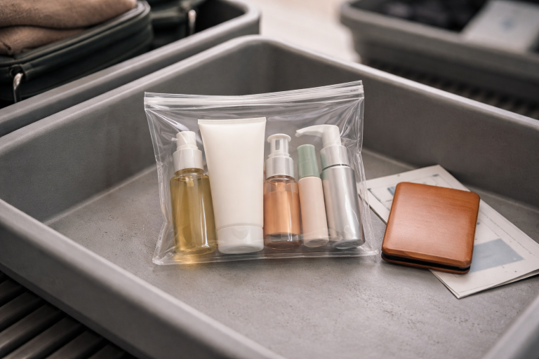 Væskeregler i lufthavnen 2026: sådan slipper du for at få solcremen smidt ud